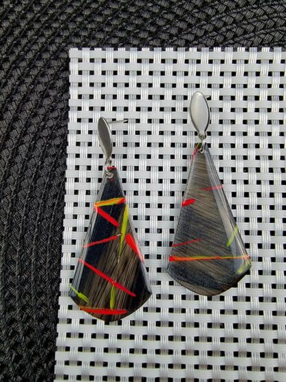 Metallic black cones with pink and yellow - Image 2